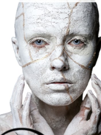 Visage aux fissures dorées, symbole de la peau réparée